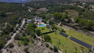 Maison à Beniarbeig. Impresionante villa de 4 dormitorios con próspero negocio de gua