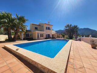 Maison à Ador. Impecable villa en la popular urbanización monte corona