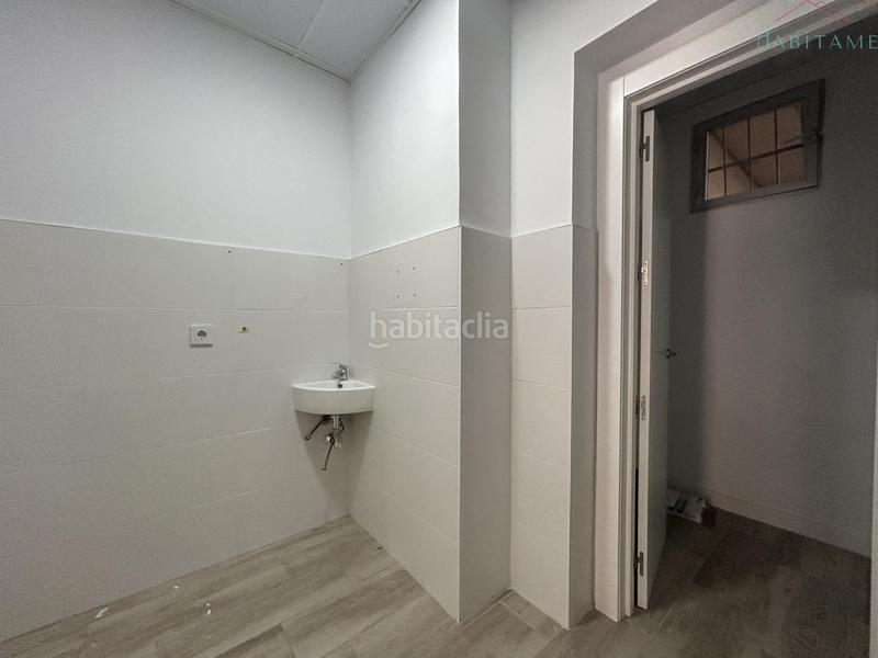 Foto 78b08257-e597-4c60-8f8b-3e99f3aa60d5. Locale commerciale in federico mayo 23 in Barrio de Zaidín Granada