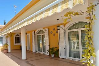 Xalet a Avenida los girasoles 24. Chalet urbano con placas solares