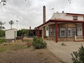 Masia a Don Benito. Se vende chalet reformado con olivos en zona las arenas don beni