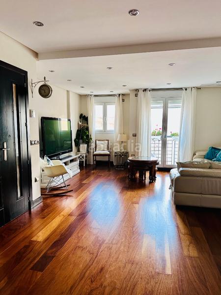 Foto a4129480-3113-464c-b61d-92c2c93620b9. Affitto attico con camino riscaldamento parcheggio in Línea de la Concepción (La)