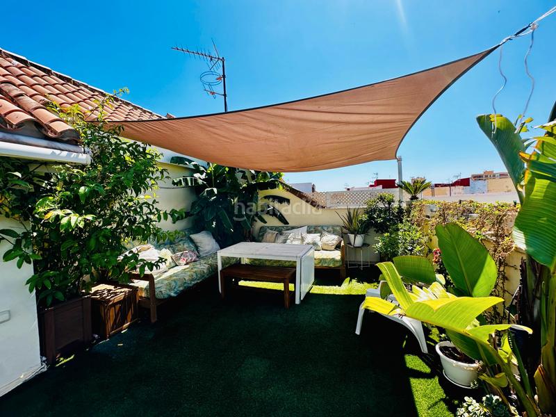 Foto 50cb0bd8-d427-45cc-aef2-2c63dbb3b597. Lloguer àtic amb xemeneia calefacció aparcament a Línea de la Concepción (La)