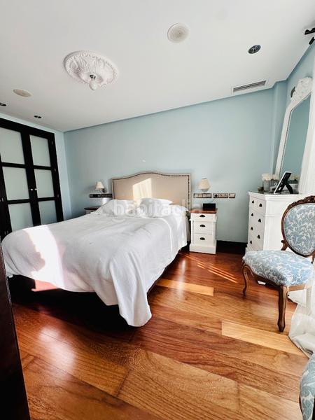 Foto 92ec6826-a9dc-4285-b801-54263dc96229. Lloguer àtic amb xemeneia calefacció aparcament a Línea de la Concepción (La)