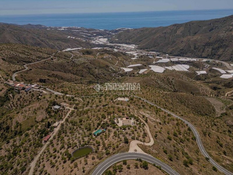 Foto 75833439-5a59-4a58-914e-edf56e54aee2. Masia amb calefacció aparcament a Albondón