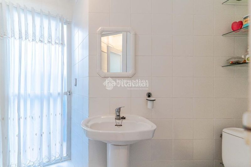 Foto 00afbe14-6fe1-4aee-b9d6-1dc2ca753d2b. Casa aparellada amb aparcament piscina a Calahonda - Carchuna Motril