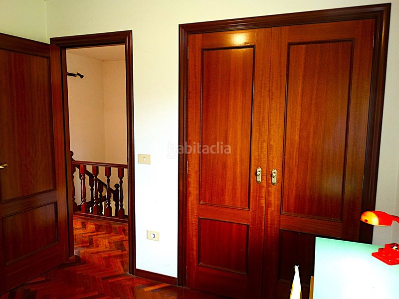Foto 26751a64-6df7-4285-986c-db55f4460125. Casa adossada amb xemeneia aparcament a Miño