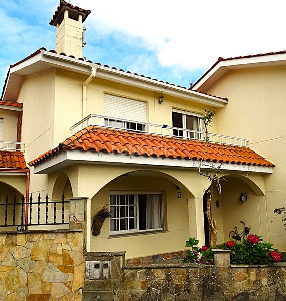 Foto 42a83796-10c8-4a0a-822a-fcbaf37411fd. Casa adossada amb xemeneia aparcament a Miño