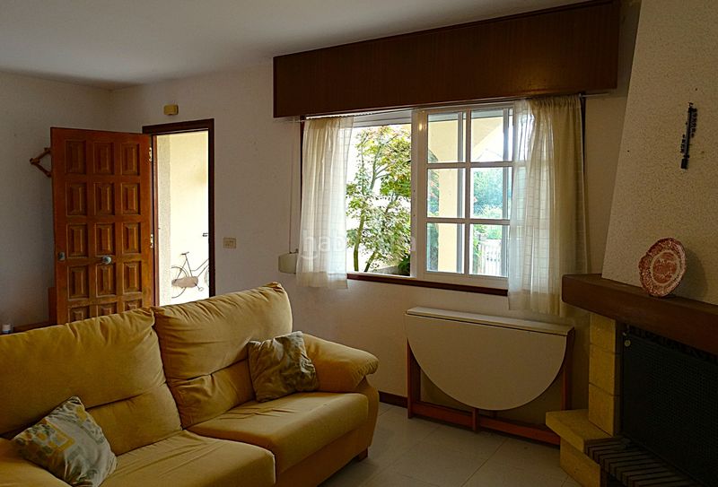 Foto d0e9f765-5a68-407e-b5ee-9eb024e4888f. Casa adossada amb xemeneia aparcament a Miño