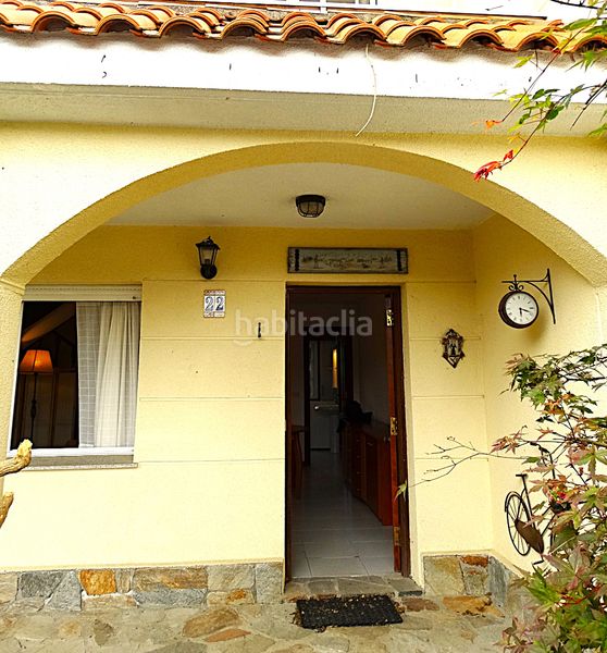 Foto da6eb12d-ec4c-4f98-9fcb-445699ddb813. Casa adossada amb xemeneia aparcament a Miño