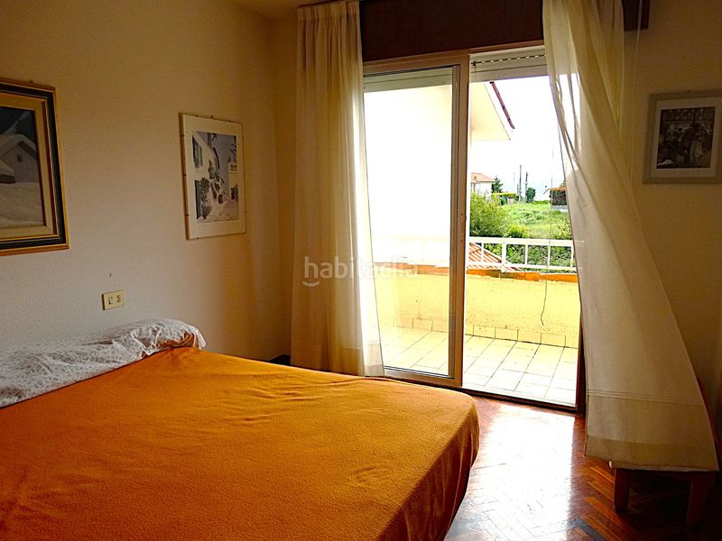 Foto ea9afe00-8458-40d3-bfb3-31acce23979e. Casa adossada amb xemeneia aparcament a Miño