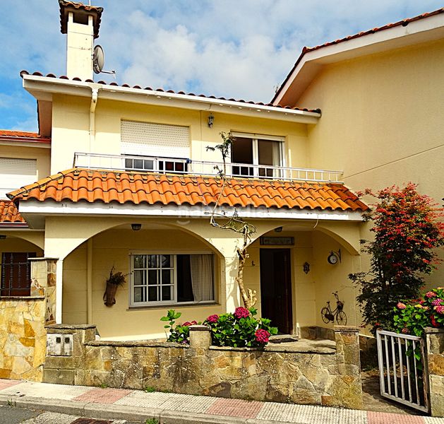 Foto eb55beb2-d89f-4bed-a19d-5f0737705497. Casa adossada amb xemeneia aparcament a Miño