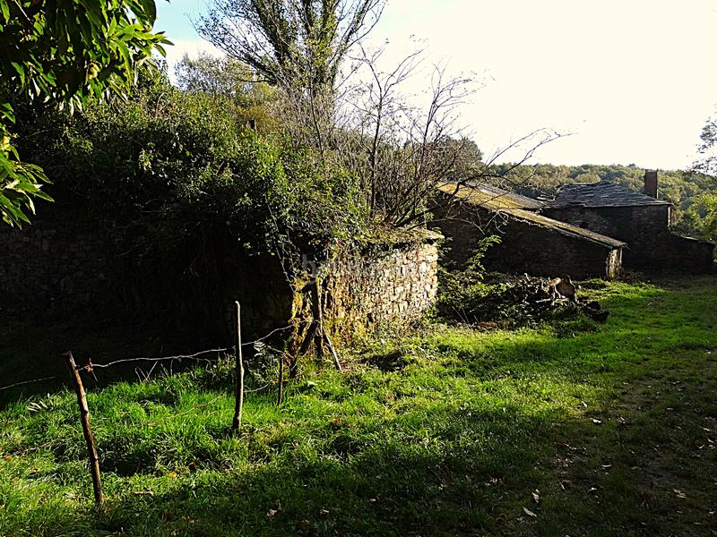 Foto 112c2629-5391-41bc-8733-b1e4caa8b61e. Masía conjunto de edificaciones tradicionales para rehabilitar en el interior de lugo en Vilalba