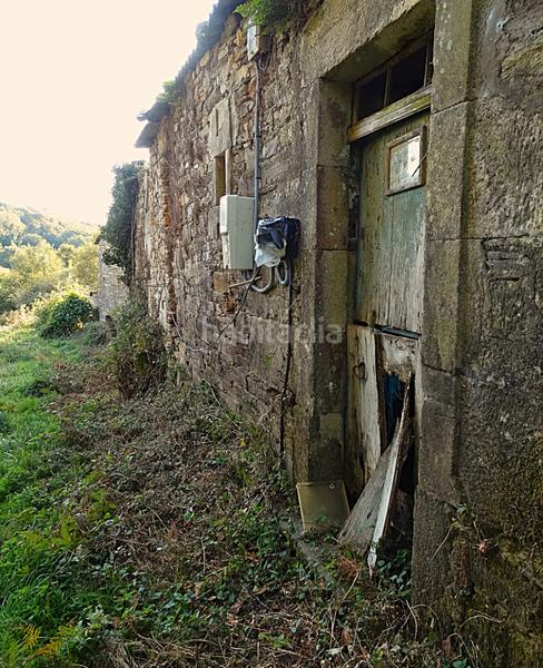 Foto d05e35a9-4ae7-4349-86ad-7d3ebe02e927. Masía conjunto de edificaciones tradicionales para rehabilitar en el interior de lugo en Vilalba
