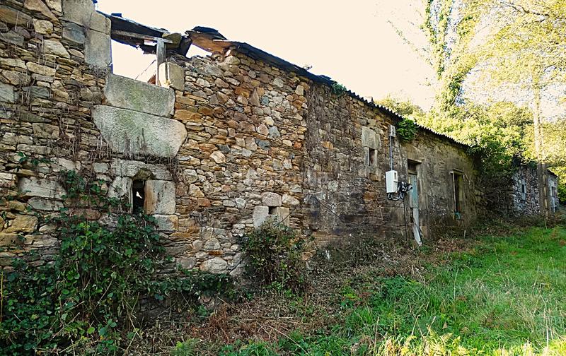 Foto ff7b722d-c6d9-43c8-bd72-606413fb39fc. Masía conjunto de edificaciones tradicionales para rehabilitar en el interior de lugo en Vilalba