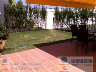 Rent Semi detached house  Hijuela de lojo 2. Situado en la zona hotelera de conil a 10 min andando de la play