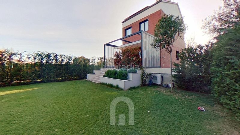 Foto 9a87f48b-c730-4c7e-a241-ea45fade363c. Xalet amb aparcament a Granada (La)