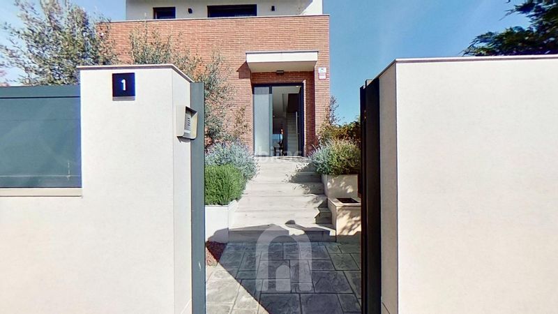 Foto ac59be9f-bf5d-4255-80d7-d44aea76554d. Xalet amb aparcament a Granada (La)