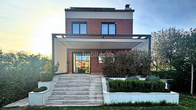 Foto b76fc859-d10c-4712-8c52-e35475ec705c. Xalet amb aparcament a Granada (La)