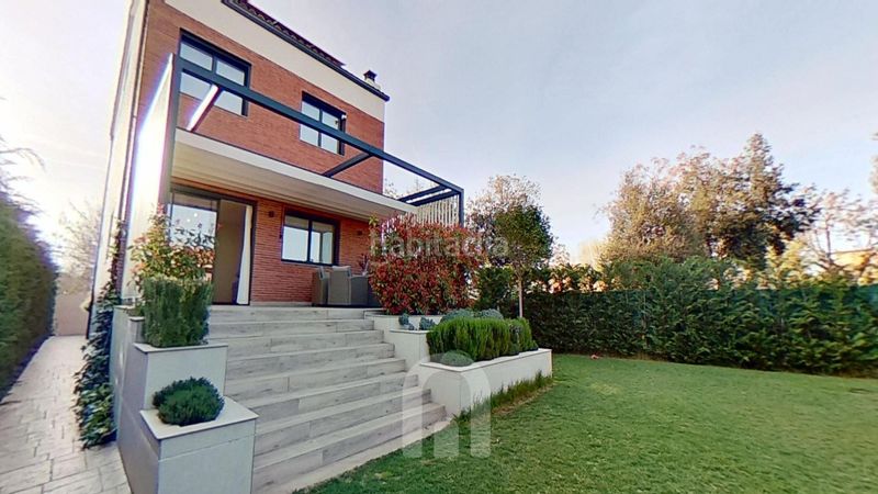 Foto bd7f9a28-3990-4928-9077-fd8c019b8d9b. Xalet amb aparcament a Granada (La)