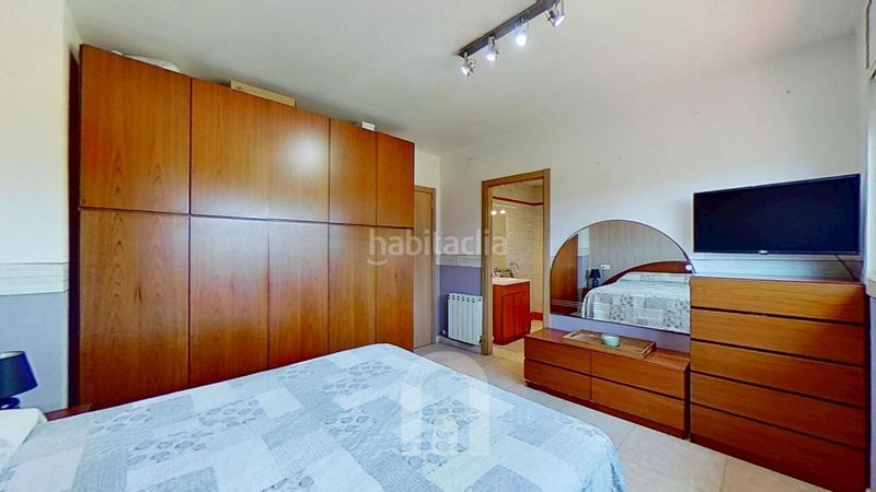Foto 5ae5f6c2-9cf0-49e0-88a6-938e4929a322. Casa adossada amb calefacció aparcament a Ponent Reus