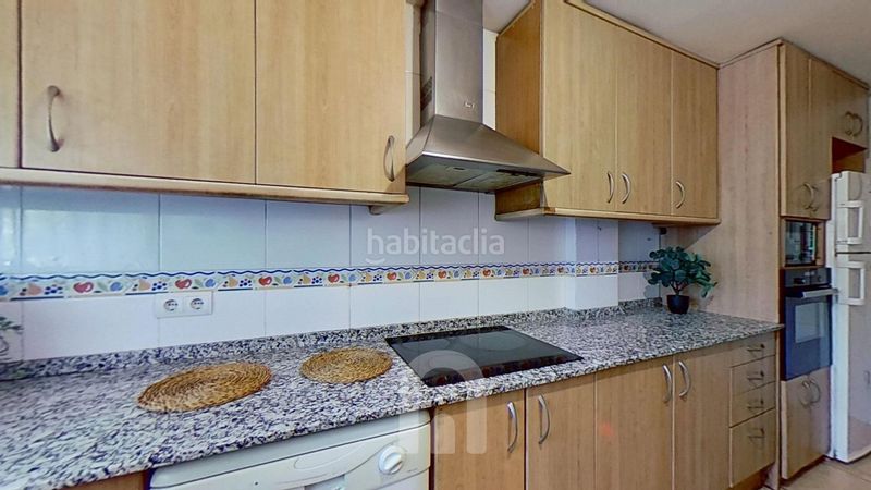 Foto e7f6854a-dff5-46a1-b141-4c292a37ac5a. Casa adossada amb calefacció aparcament a Ponent Reus