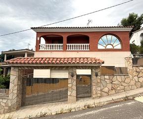 Maison à Alcover. Casa en alcover   270 m con jardín, piscina privada y barbacoa