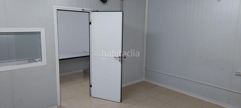 Foto f298fe15-1a36-42b6-bb40-93a63b85fc85. Fabrikhalle in Algemesí