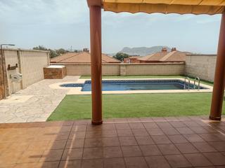 Chalet  Calle altair. Chalet pareado con piscina privada en zona tranquila y bien comu