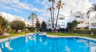 Appartement à Calle de sabinillas 23. Magnifico apartamento 150 m2 en urb el paraiso-estepona