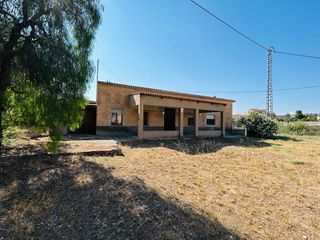 Chalet in Monòver. Chalet independiente con parcela para reformar en monóvar