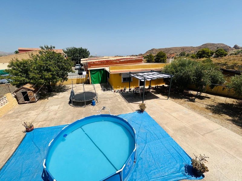 Foto a193f3ff-33e8-4706-84b3-e997ab3ba758. Chalet  independiente con casa de invitados, piscina privada y parcela urbana de 3.010 m2 en la Cañada del Fenollar en Alicante