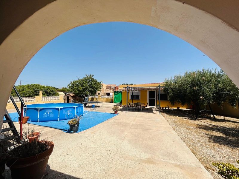 Foto bfa170b9-92fe-441a-b966-a6a6d3dca87b. Chalet  independiente con casa de invitados, piscina privada y parcela urbana de 3.010 m2 en la Cañada del Fenollar en Alicante