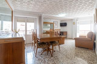 Pis a Almoradí. Amplio céntrico piso de 4 habitaciones, 2 baños completos y vari