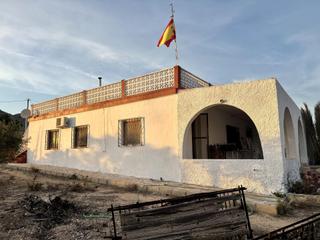 Chalet à La Alcoraya. Amplia propiedad en la alcoraya, alicante  oportunidad de reform