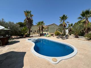 Xalet a Monòver. Fantástico chalet con piscina privada en venta en monóvar