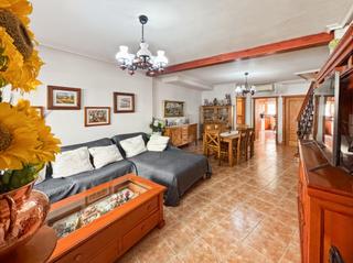 Casa  Calle perfecto rico mira 16. Venta de casa, tipo dúplex en pinoso centro.
