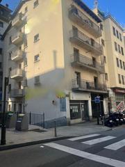 Edifici a Avinguda doctor mitjavila 18. Edifici per rehabilitar a solar de 450 metres a dr mitjavila