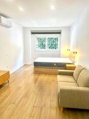 Rent Studio  Avenida avenida carlos de haya. Estudio en piso compartido  disponible 1 de agosto parejas o ind