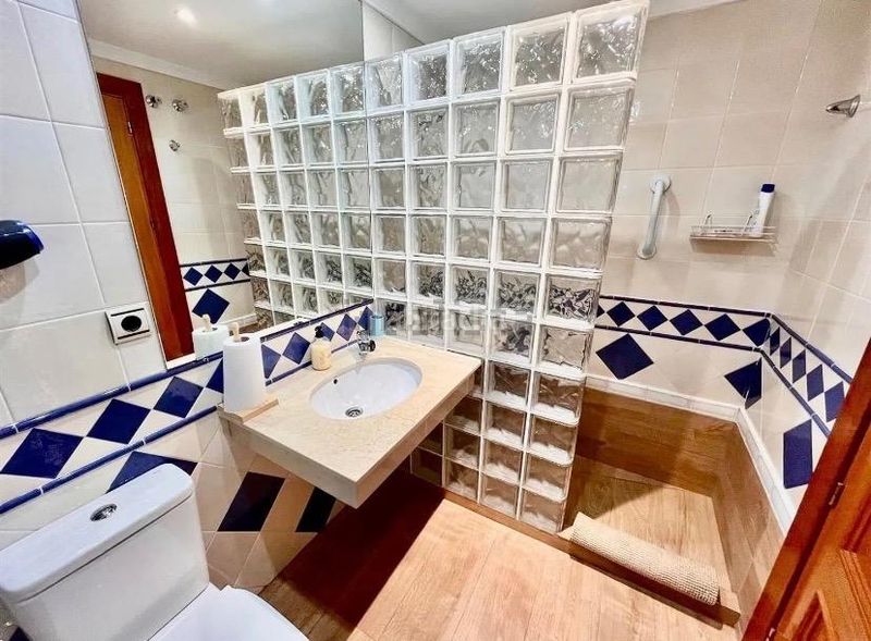 Foto c76f4f4a-8c42-48a7-9039-864d6892b201. Casa adossada amb calefacció aparcament piscina a Marbella