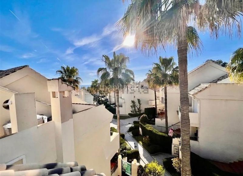Foto c91b0baa-9f15-42c4-870e-1f39c533267f. Casa adossada amb calefacció aparcament piscina a Marbella