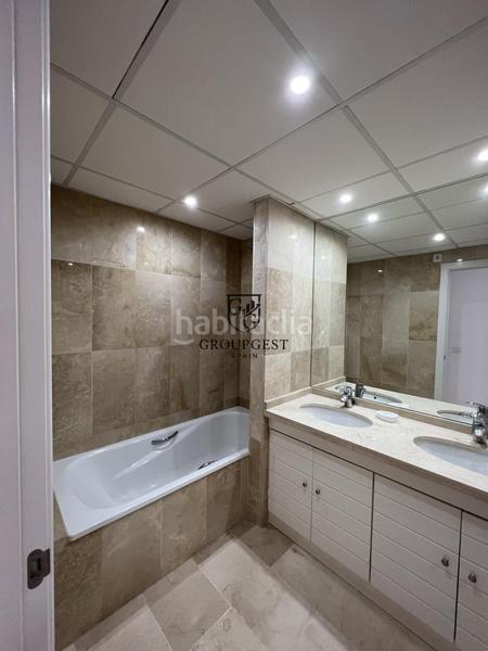 Foto b03a0068-ef44-43c4-aac2-922ce32aa548. Piso en venta exclusivo piso con vistas al mar en Benalmádena