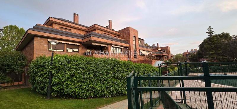Foto c31a716a-326a-407f-85f1-ac06e223742c. Location attique avec parking piscine dans El Pinar-Punta Galea Rozas de Madrid (Las)