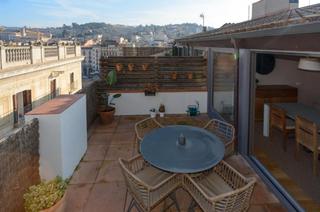 Lloguer Apartament a Carrer nou 3. Ofrece un espacioso apartamento con dos dormitorios y salón