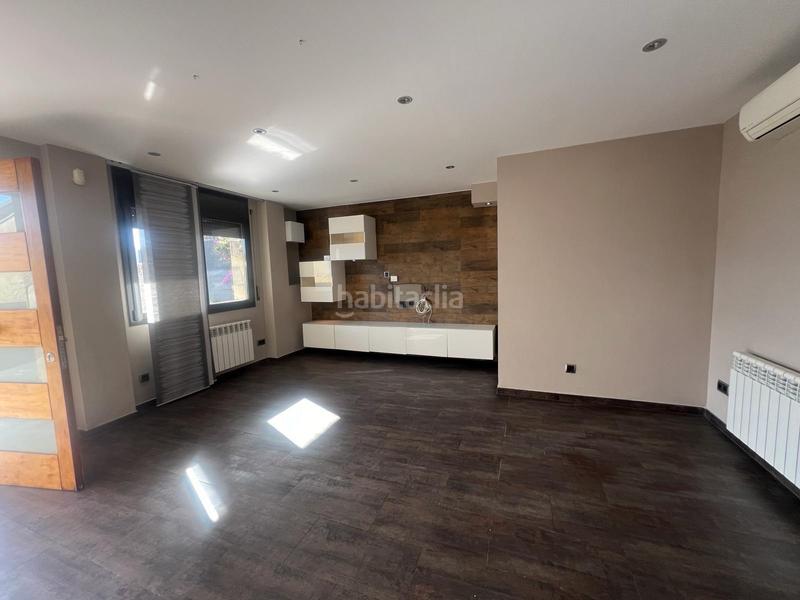 Foto c3acbdcd-31b7-4376-a46b-a082519050b7. Chalet ¡torre a cuatro vientos para dos familias! en Barberà del Vallès