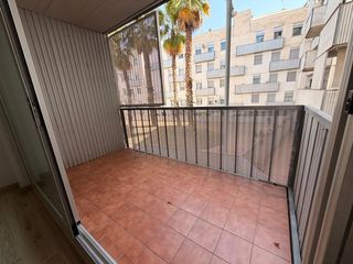 Pis a Centre. Piso luminoso con balcón, piscina y parking incluido