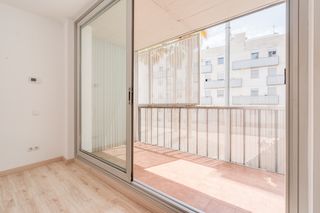 Etagenwohnung in Centre. Piso luminoso con balc�n, piscina y parking incluido
