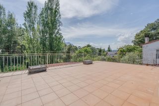 Chalet in Vacarisses. Casa unifamiliar reformada con gran terraza, jardín y excelente
