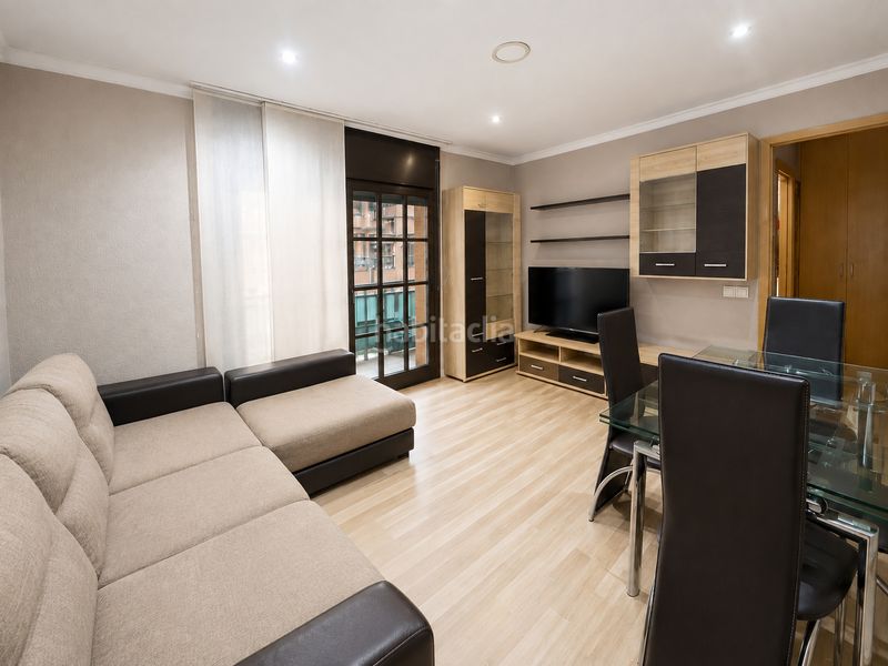 Piso amplio piso de 3 habitaciones con balcón en ca n’oriac – en Sabadell