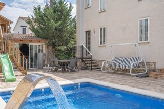 Chalet in Olesa de Montserrat. ¡casa en les planes con jardín y piscina!